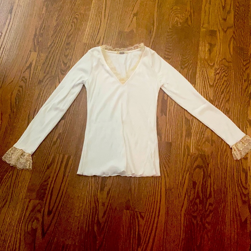 Gimmicks top, long sleeve,lace around collar/wrist